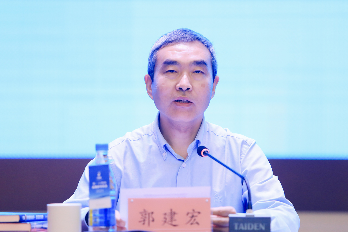 中国社会科学院科研局副局长郭建宏宣布第十四届优秀皮书奖获奖名单