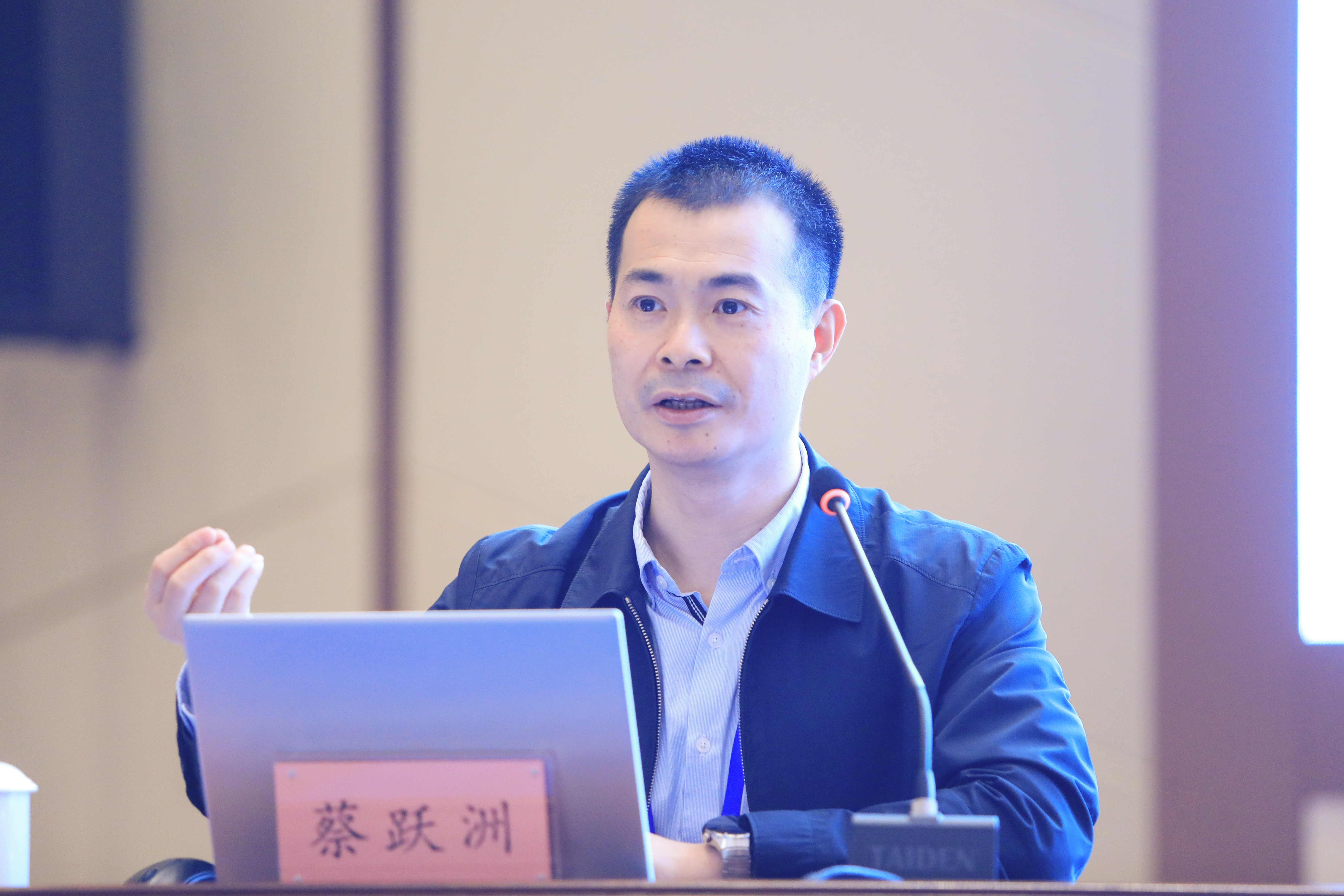 中国社会科学院数量经济与技术经济研究所数字经济研究室主任蔡跃洲作学术报告